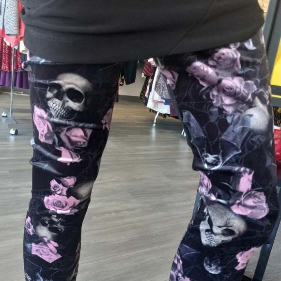Killstar gorgeous super soft gothic femme crushed velvet dark floral leggings - Picture 2 of 7